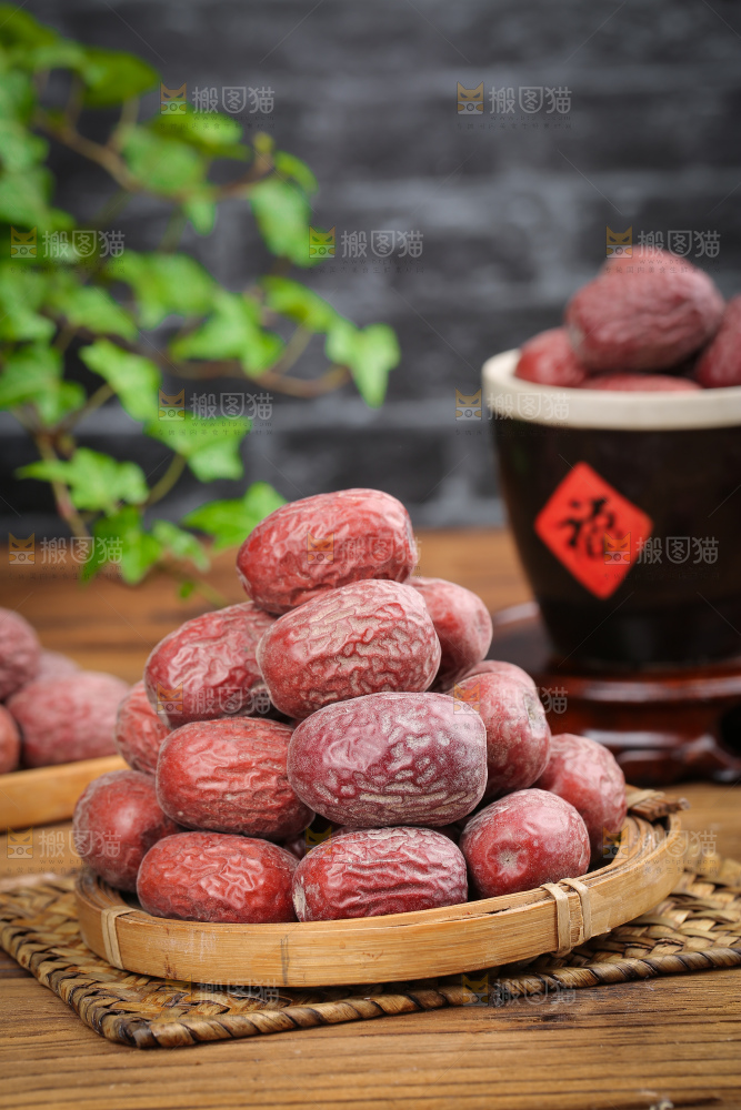 木底上的灰枣