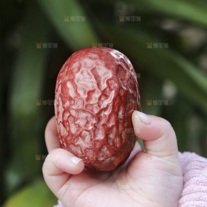 手里拿着灰枣