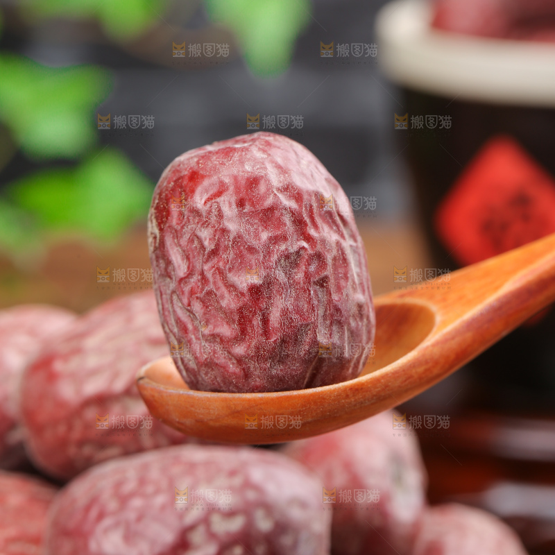 木底上的灰枣