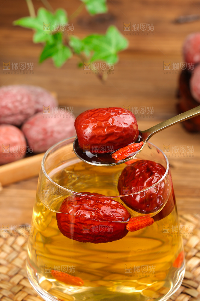 杯子里泡着红枣水