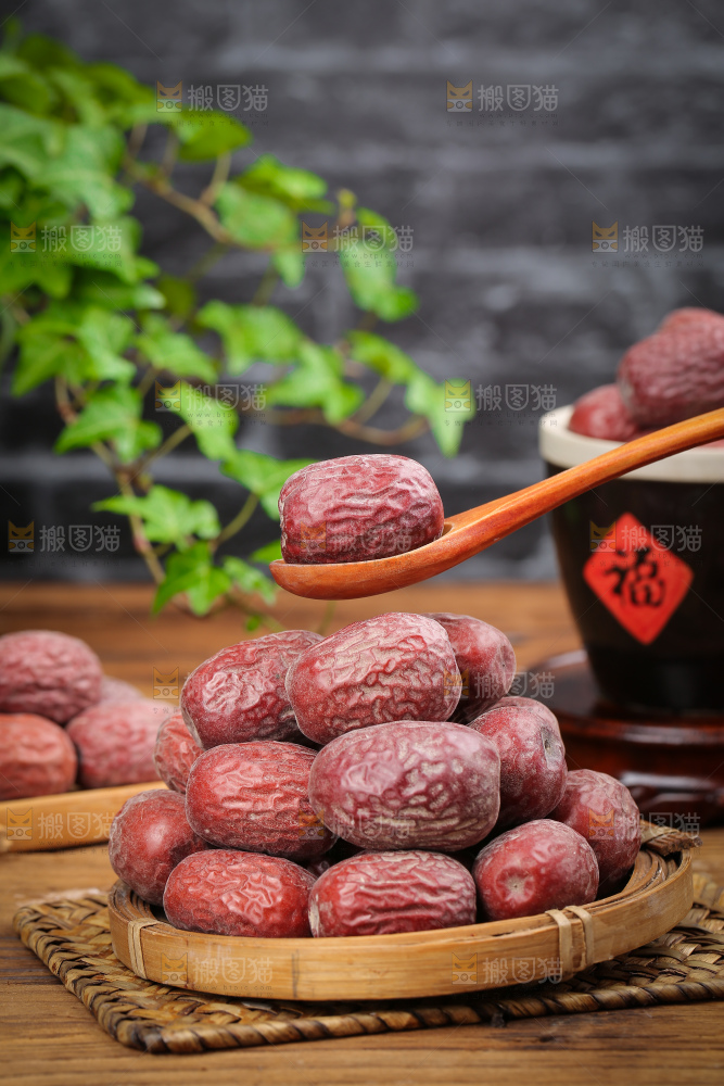 木底上的灰枣