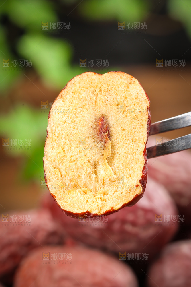 木底上的灰枣