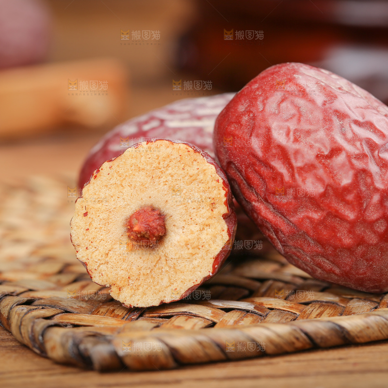 木底上的灰枣
