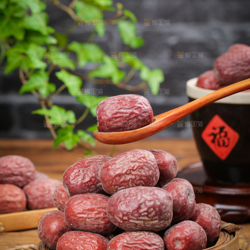 木底上的灰枣