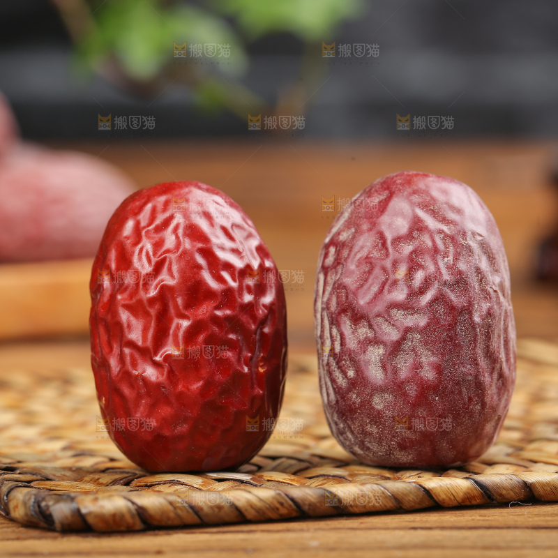 木底上的灰枣