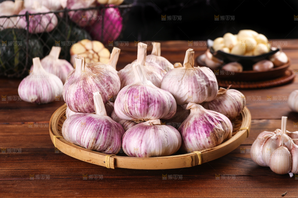 木底上的紫皮大蒜
