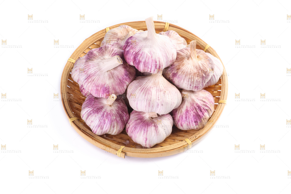白底上的紫皮大蒜