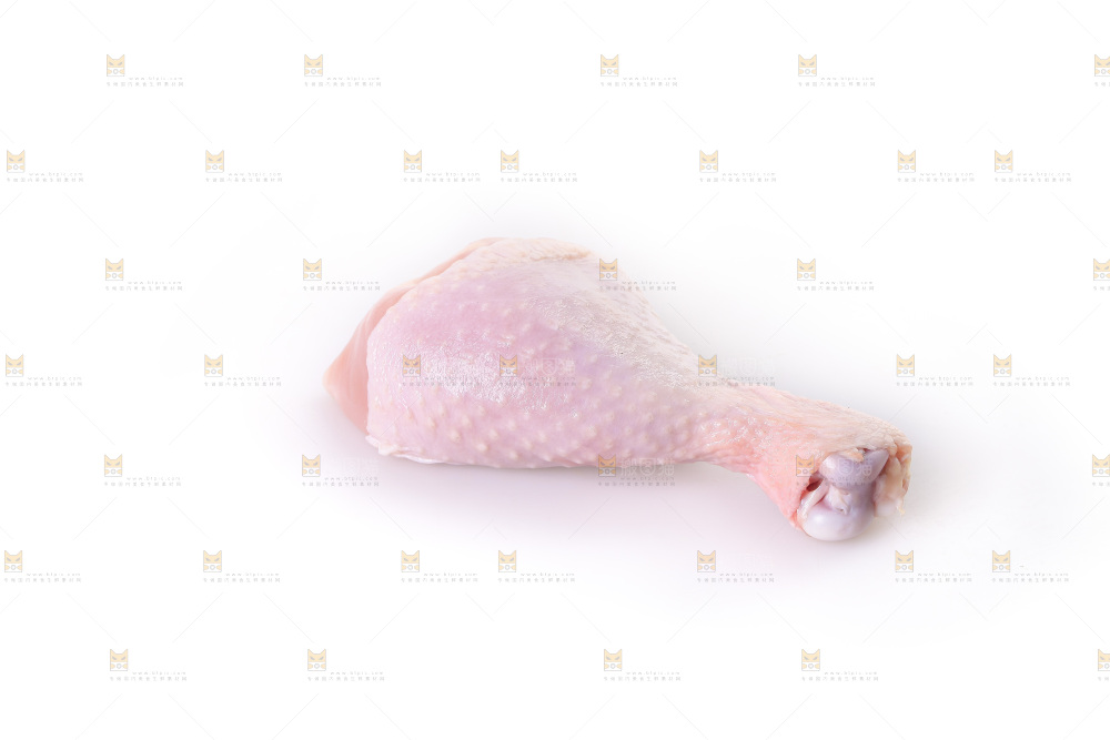 白底上的鲜鸡腿