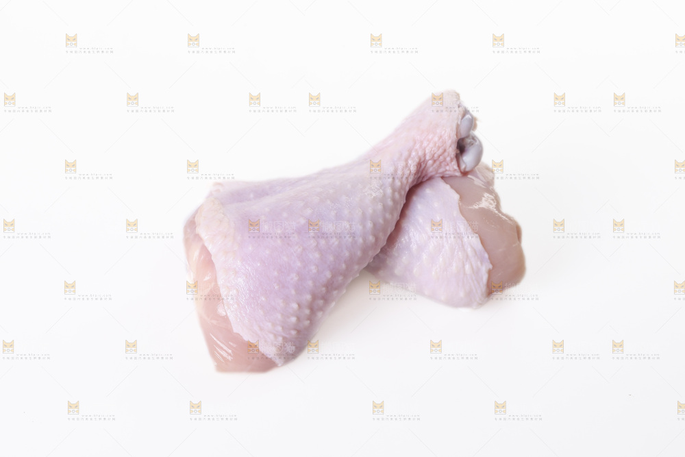 白底上的鲜鸡腿