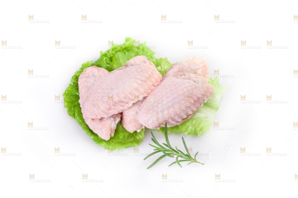 白底上的新鲜鸡翅中