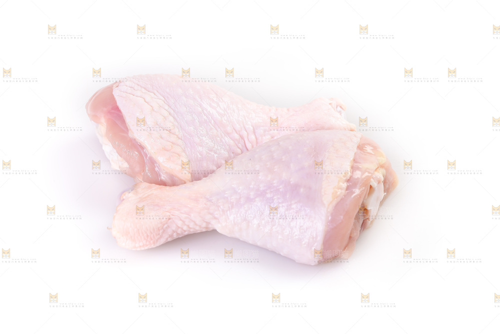 白底上的鲜鸡腿