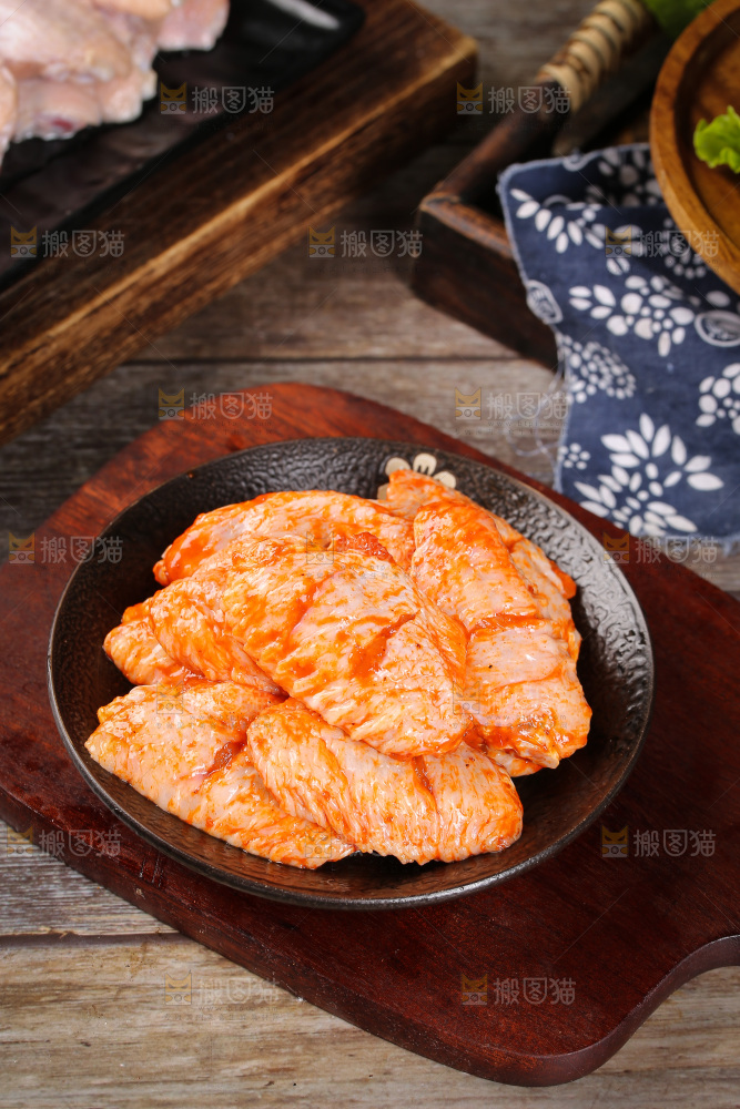 深底上的蜜汁烤翅