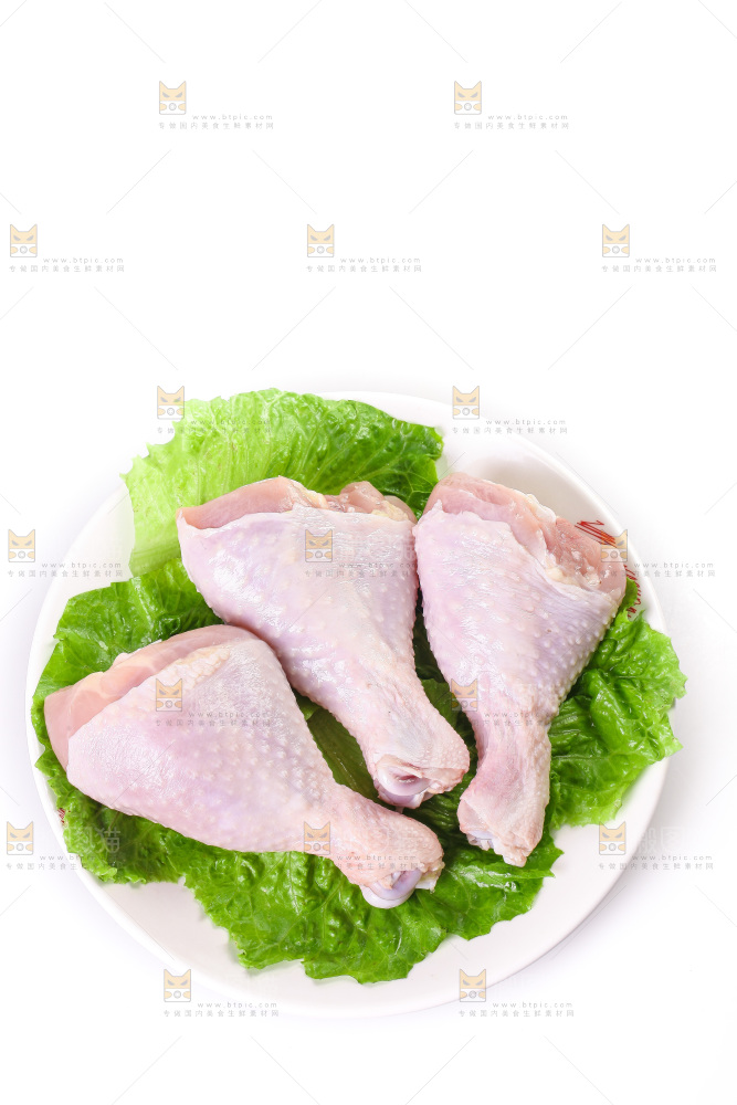白底上的鲜鸡腿