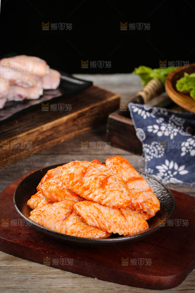 深底上的蜜汁烤翅