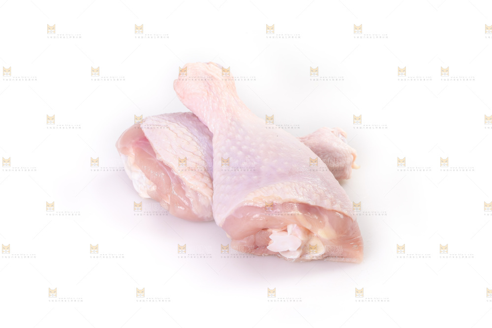 白底上的鲜鸡腿