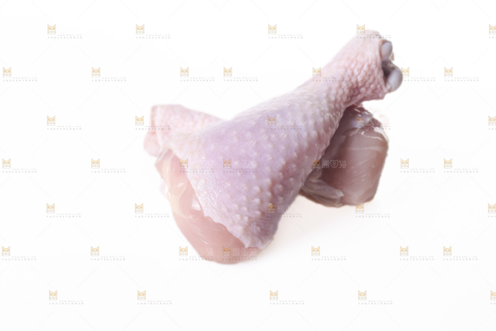 白底上的鲜鸡腿