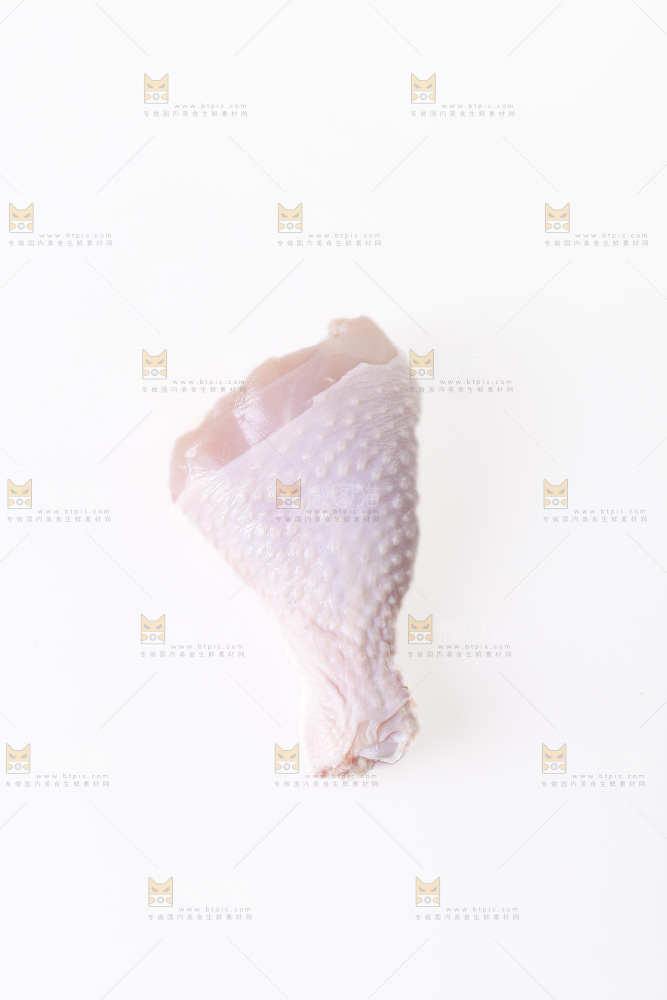 白底上的鲜鸡腿