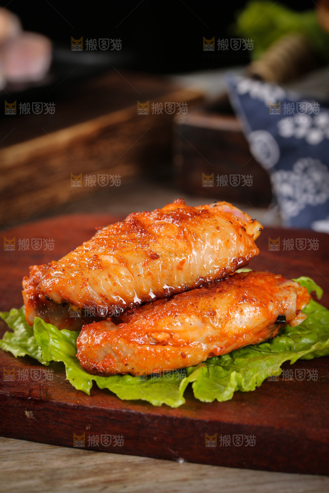 深底上的蜜汁烤翅