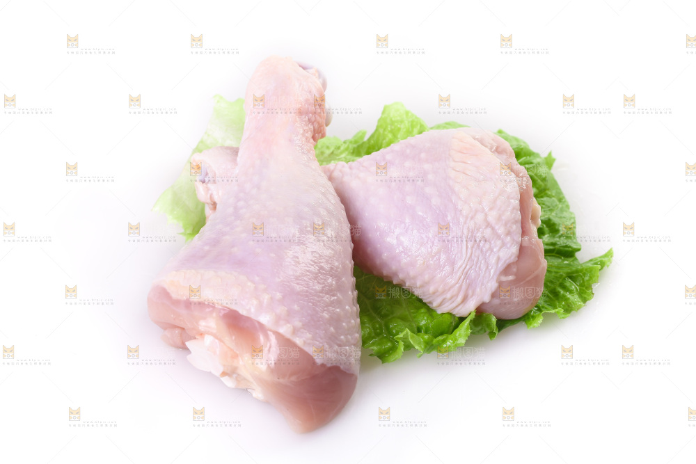 白底上的鲜鸡腿