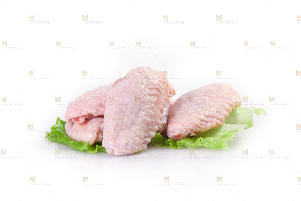 白底上的新鲜鸡翅中
