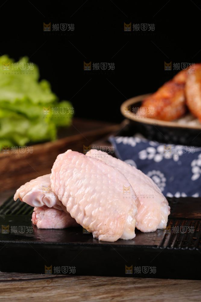 深底上的鸡翅中