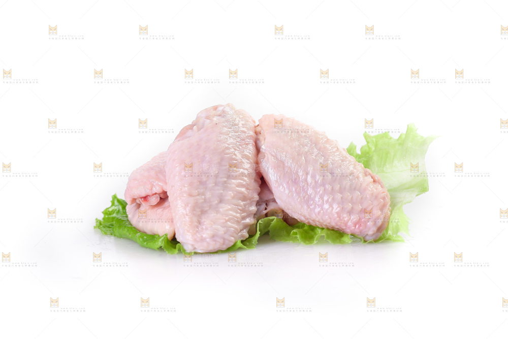 白底上的新鲜鸡翅中