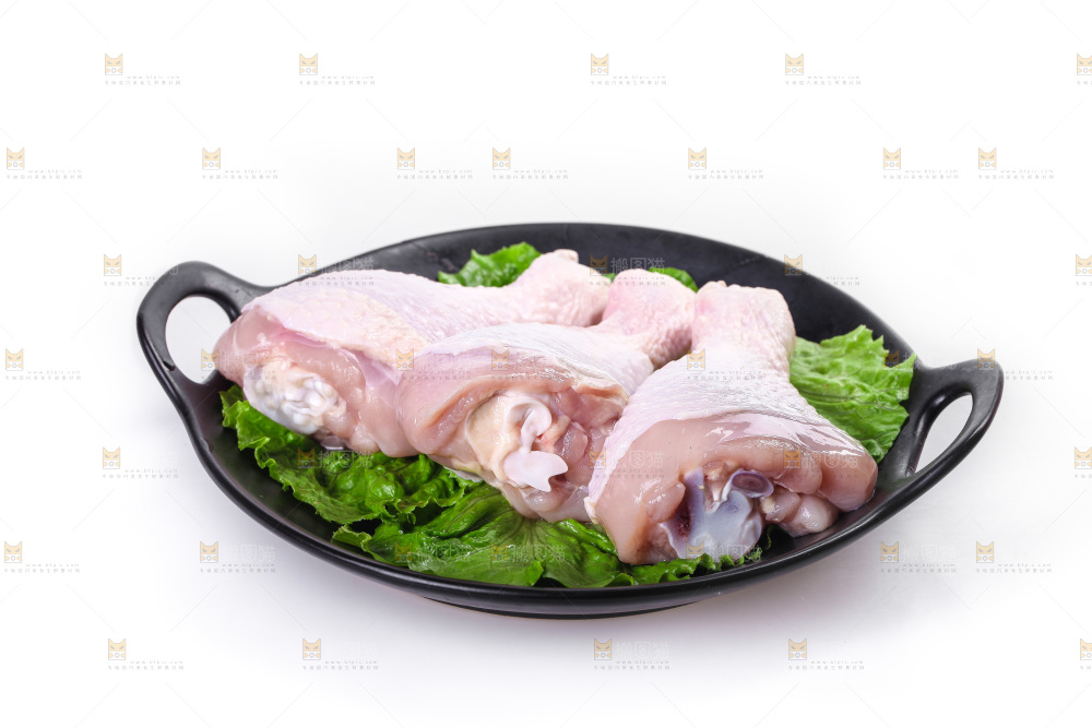 白底上的鲜鸡腿