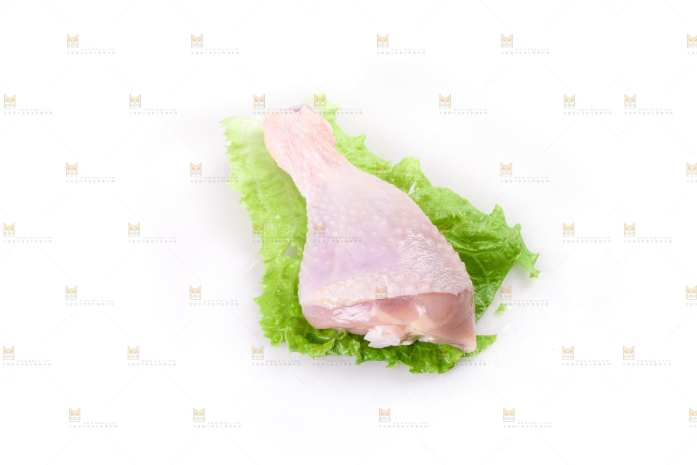 白底上的鲜鸡腿