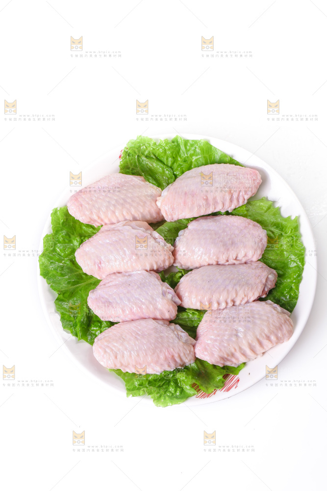 白底上的新鲜鸡翅中