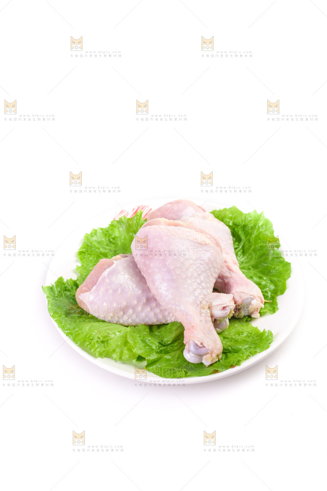 白底上的鲜鸡腿