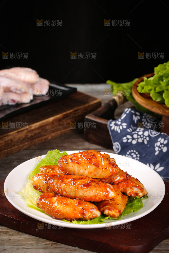 深底上的蜜汁烤翅