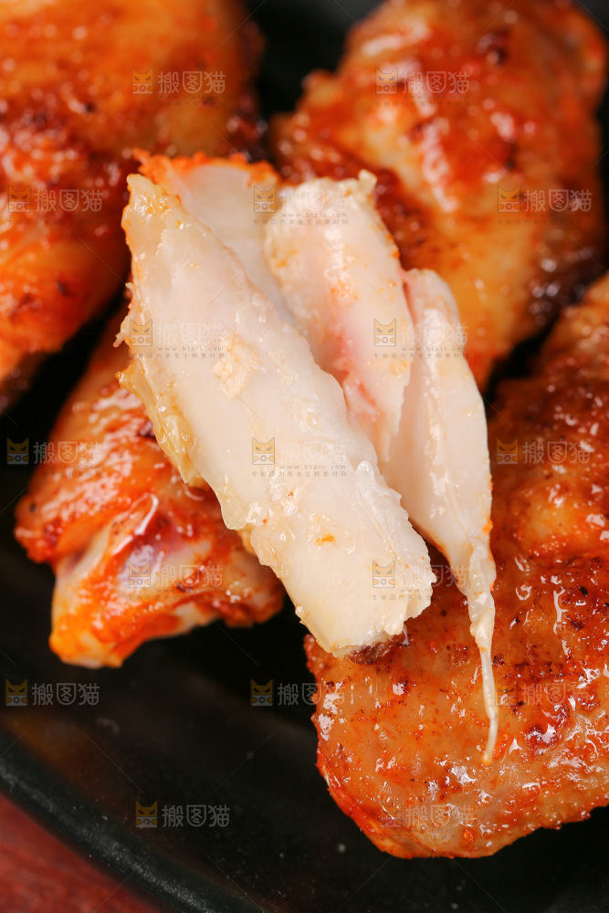 深底上的蜜汁烤翅