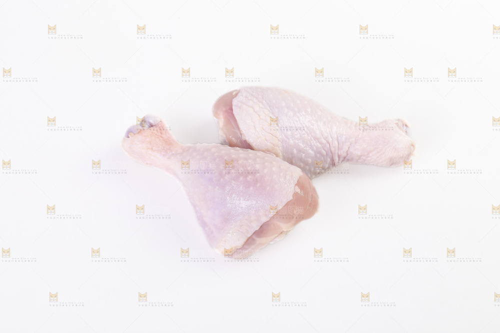 白底上的鲜鸡腿