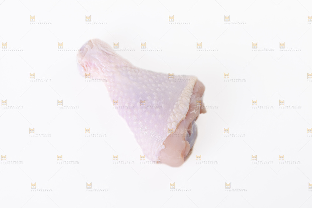 白底上的鲜鸡腿