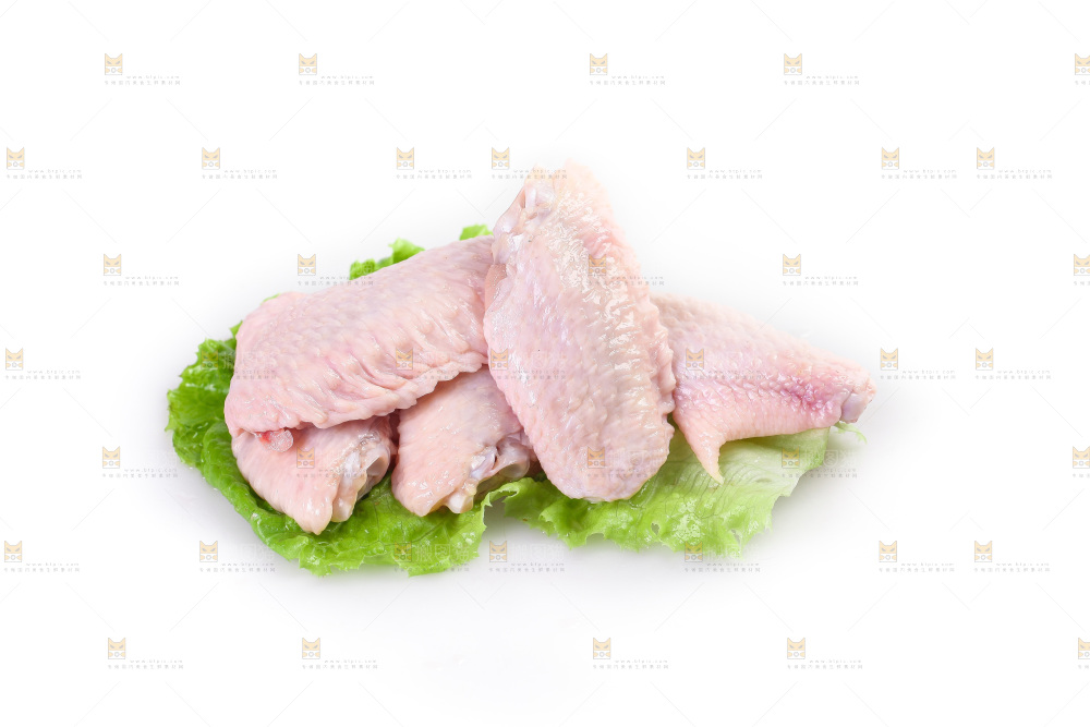 白底上的新鲜鸡翅中