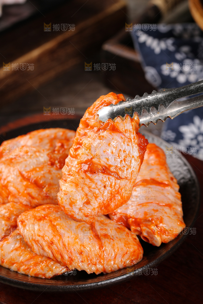 深底上的蜜汁烤翅