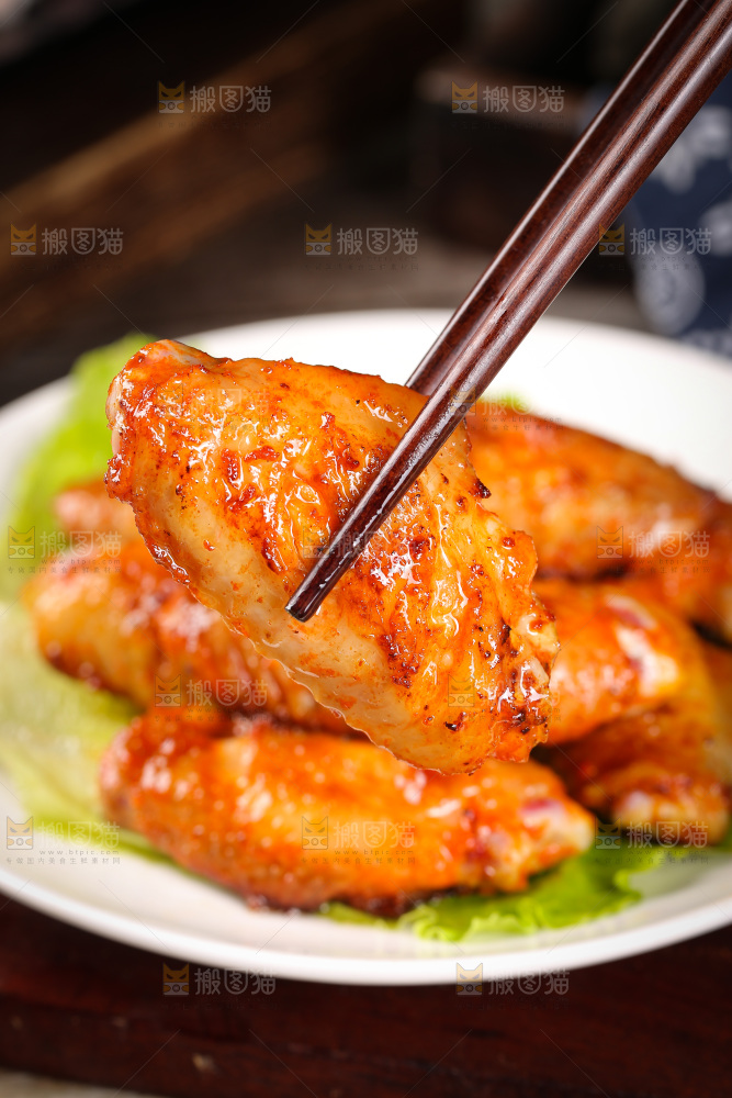深底上的蜜汁烤翅