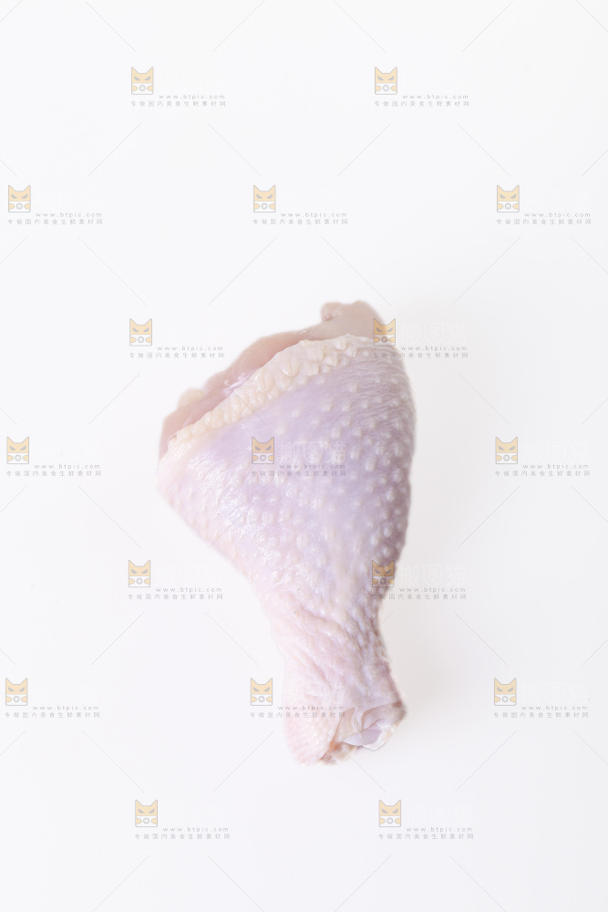 白底上的鲜鸡腿