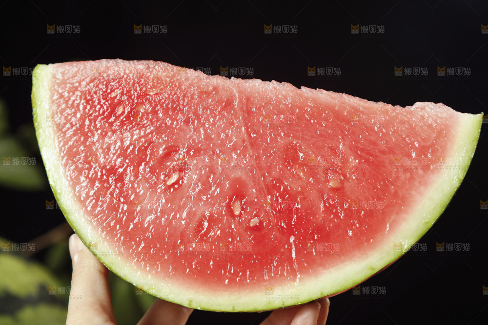 木底上的新鲜西瓜
