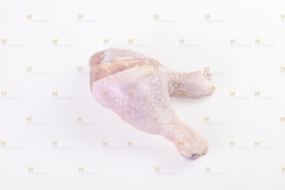白底上的鲜鸡腿