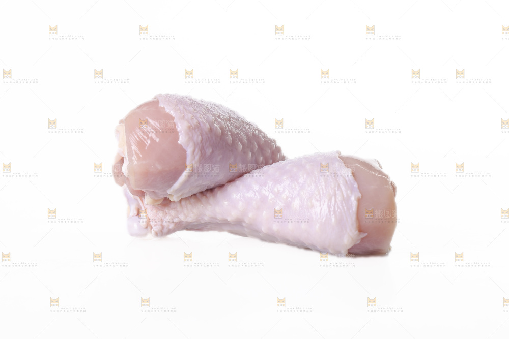 白底上的鲜鸡腿