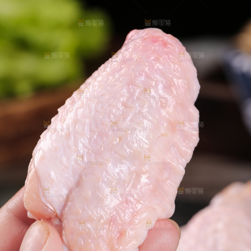 深底上的鸡翅中