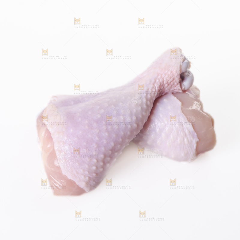 白底上的鲜鸡腿