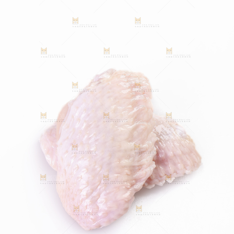 白底上的新鲜鸡翅中
