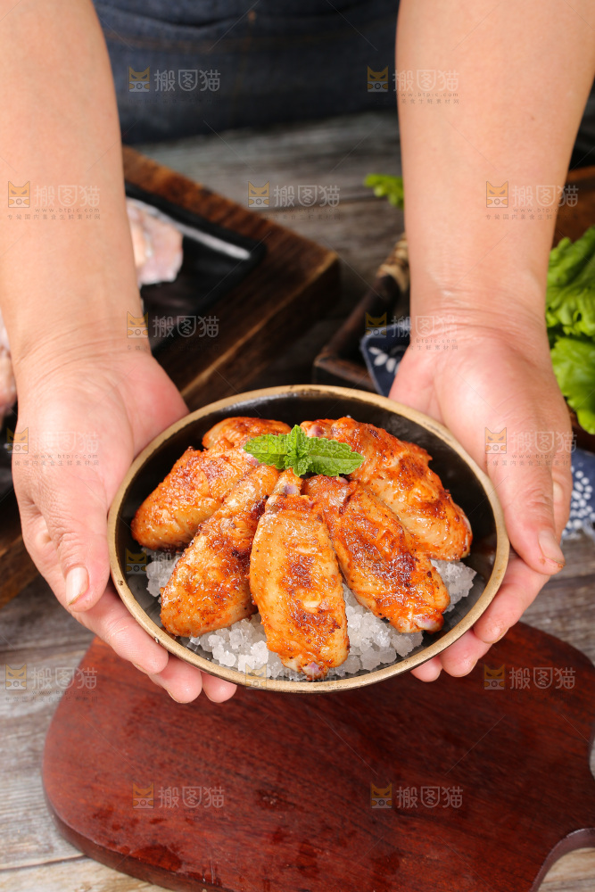 深底上的蜜汁烤翅