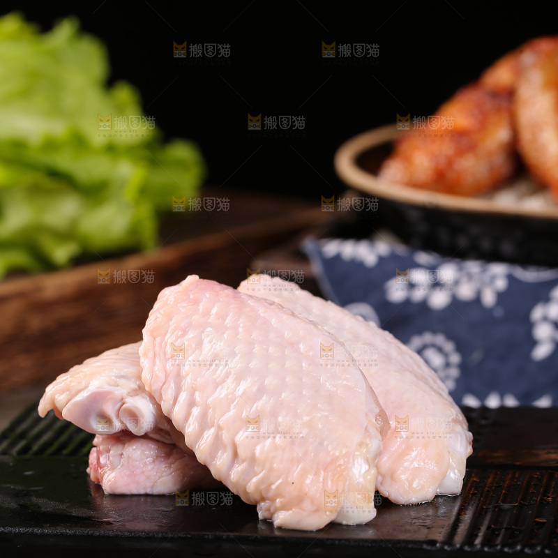 深底上的鸡翅中