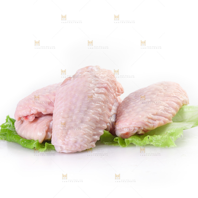 白底上的新鲜鸡翅中