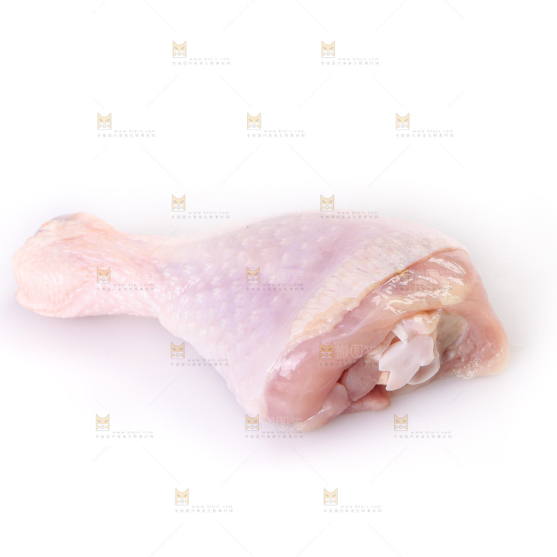 白底上的鲜鸡腿