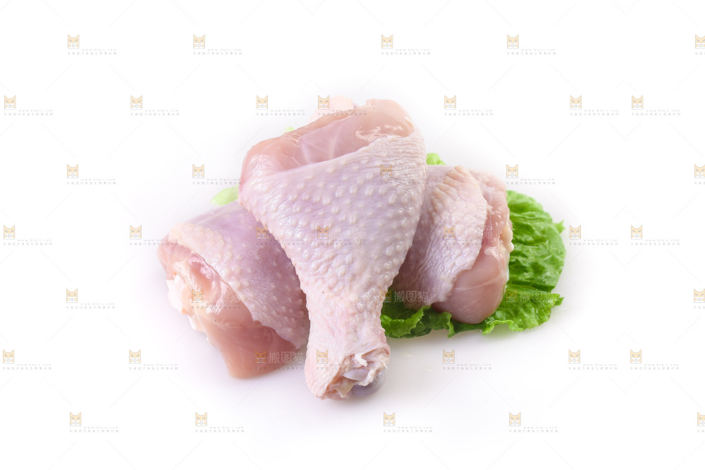 白底上的鲜鸡腿