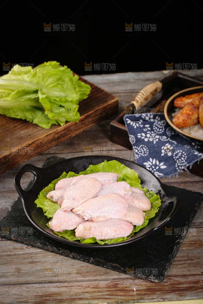 深底上的鸡翅中